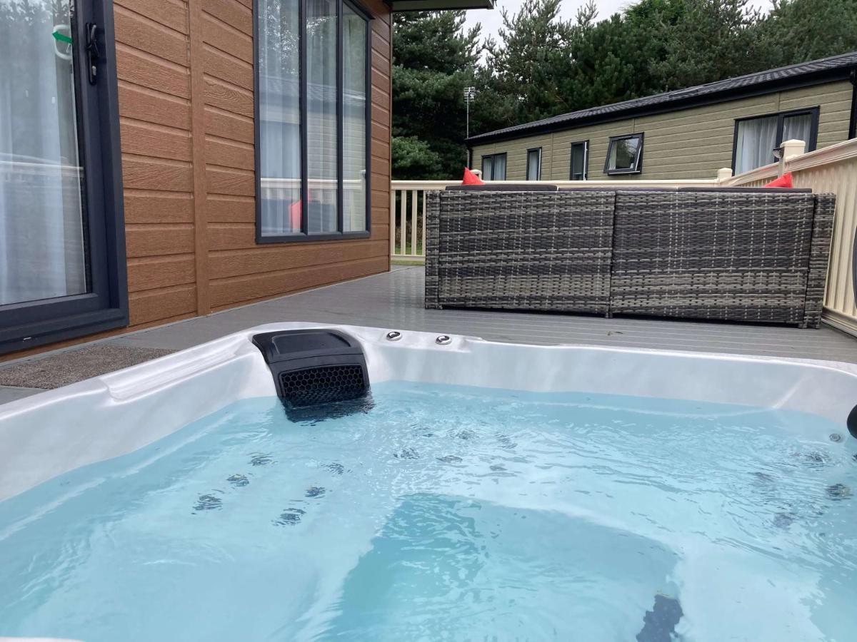 Gleneagles Lodge With Hot Tub York Exterior photo