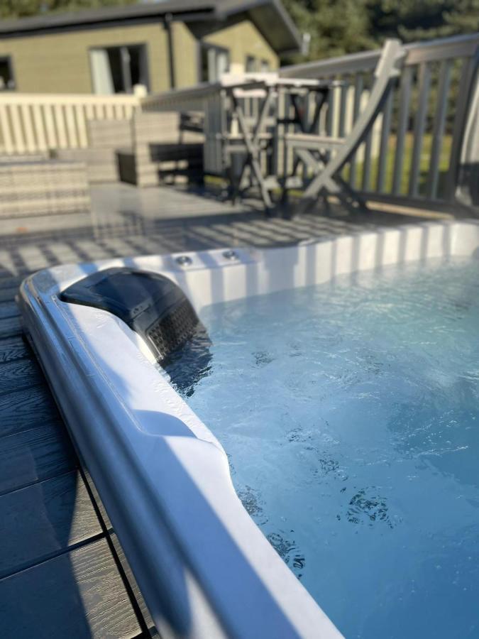 Gleneagles Lodge With Hot Tub York Exterior photo